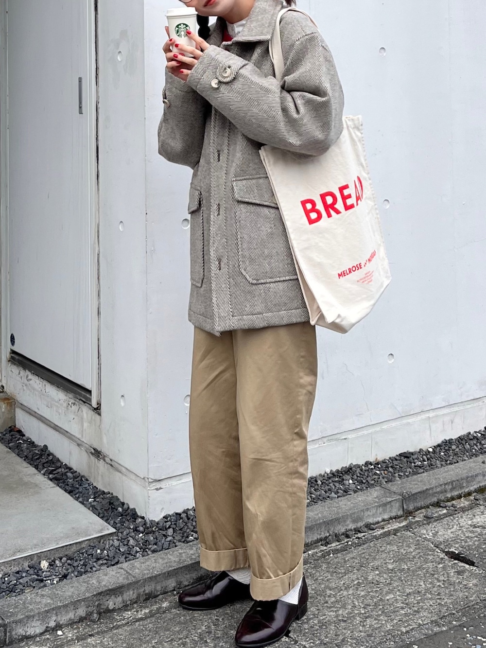 グレー系のジャケット/アウター、その他のトートバッグ、ベージュ系のチノパンツを着用したレディースの冬コーディネートの2枚目の写真