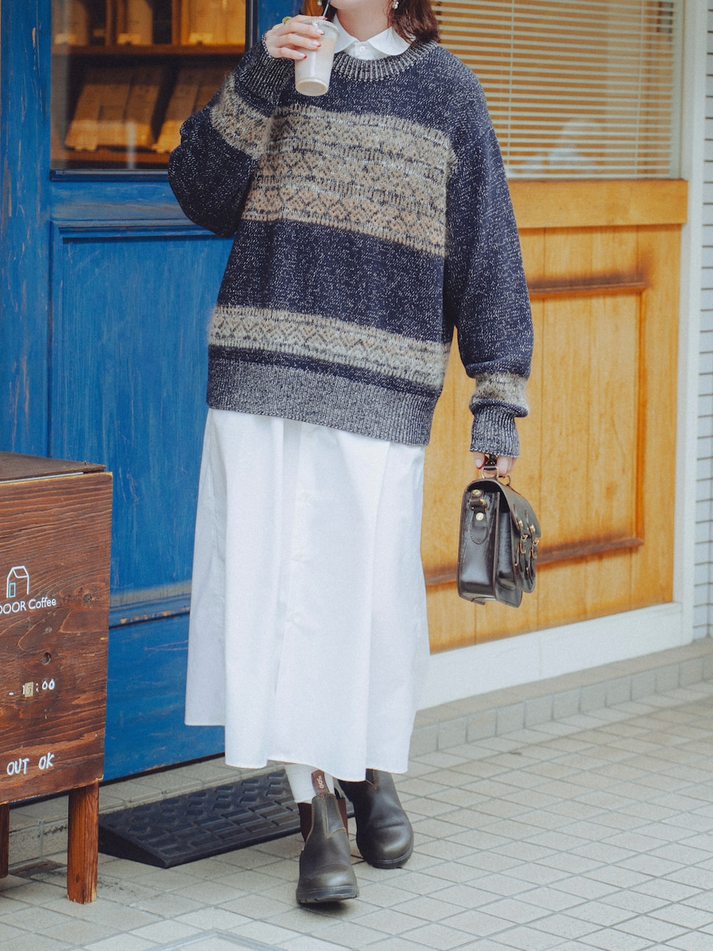 ブラック系のワンピース/ドレス、ブラウン系のブーツ、ブラウン系のショルダーバッグを着用したレディースの秋コーディネートの2枚目の写真