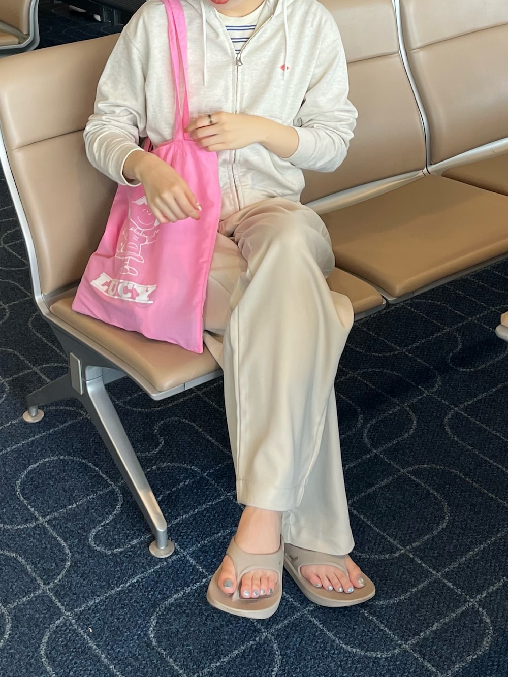 ホワイト系のパーカー、ホワイト系のその他パンツ、ベージュ系のサンダルを着用したレディースの春コーディネートの2枚目の写真