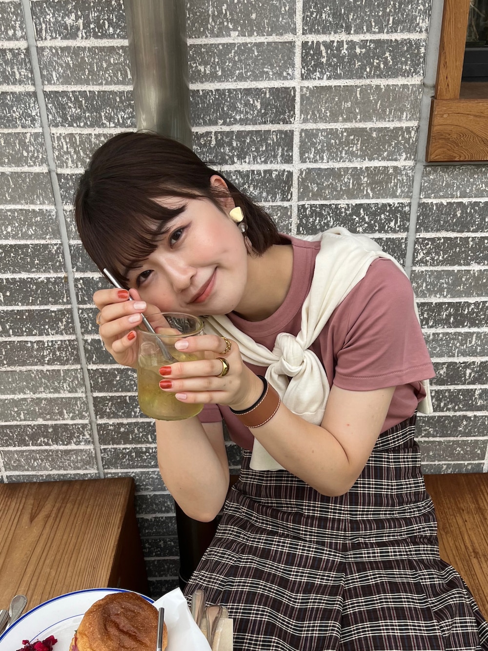 ベージュ系のトートバッグ、ブラウン系のスカート、ブラウン系のドレスシューズを着用したレディースの夏コーディネートの2枚目の写真