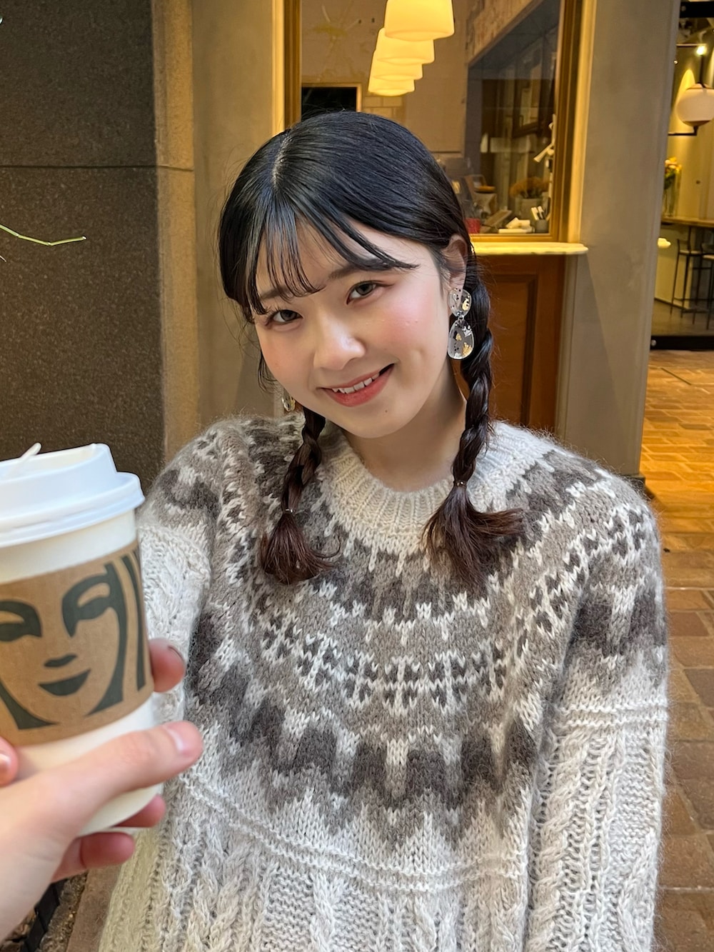 グリーン系のその他パンツ、ホワイト系のトートバッグ、ブラック系のローファーを着用したレディースの冬コーディネートの2枚目の写真