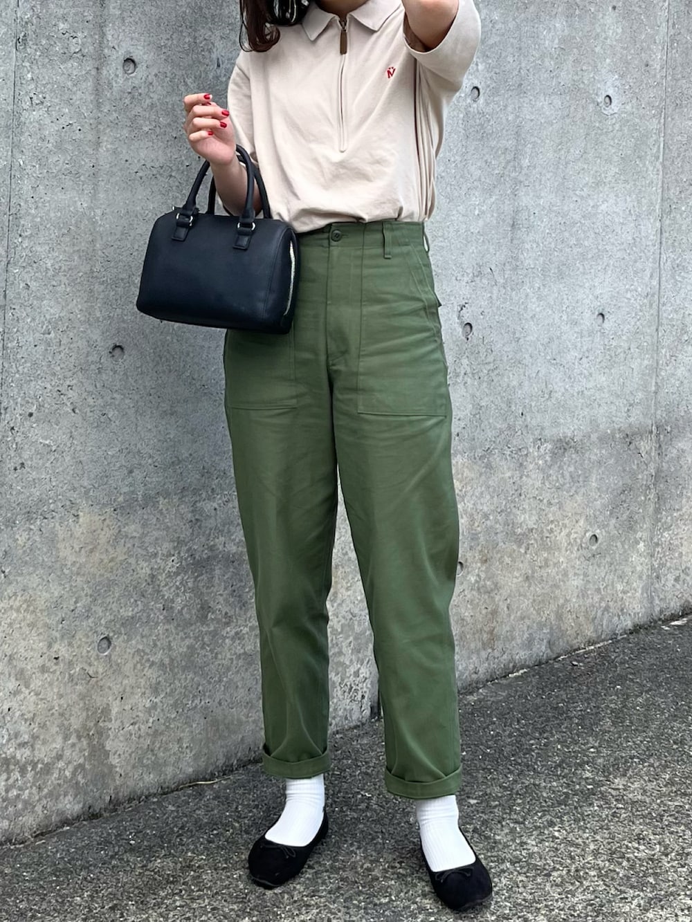 ブラック系のバッグ、グリーン系のその他パンツ、ブラック系のバレエシューズを着用したレディースの夏コーディネートの2枚目の写真