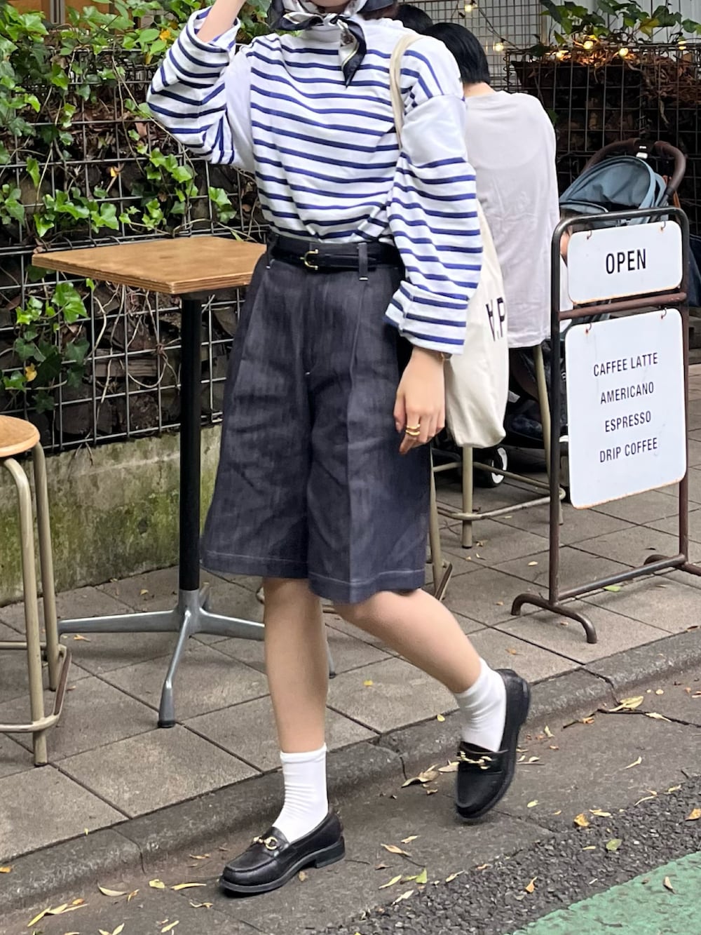 ブラック系のローファー、ブルー系のデニムパンツ、ブルー系のTシャツ/カットソーを着用したレディースの春コーディネートの2枚目の写真