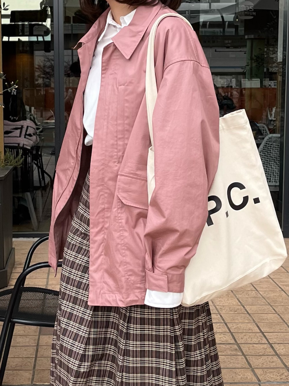 ホワイト系のトートバッグ、ピンク系のジャケット/アウター、ブラウン系のスカートを着用したレディースの春コーディネートの2枚目の写真