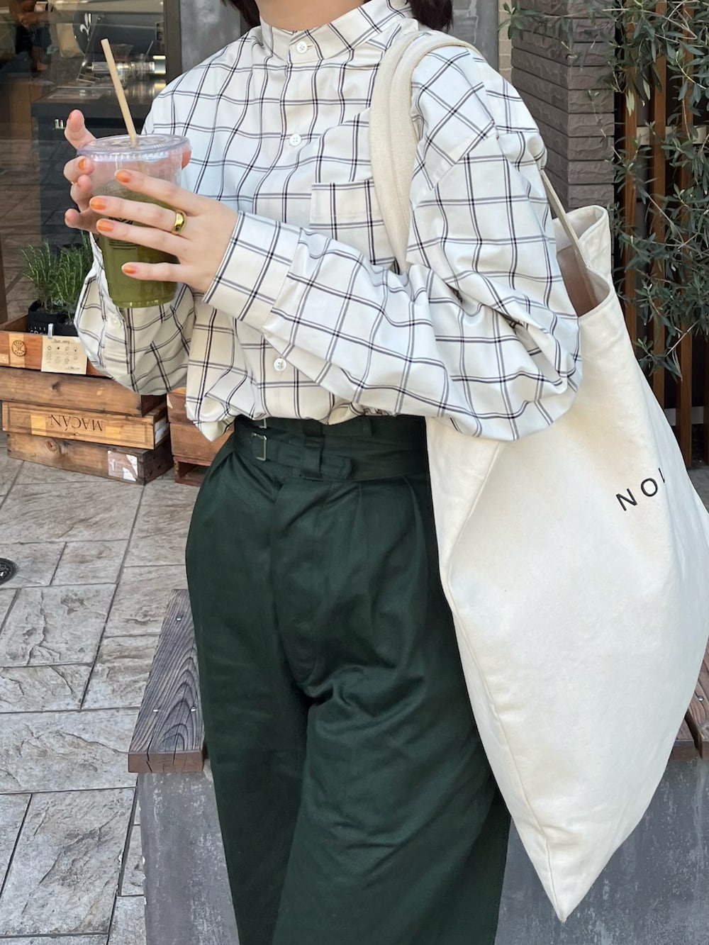 ホワイト系のシャツ/ブラウス、グリーン系のパンツ、ブラック系のローファーを着用したレディースの春コーディネートの2枚目の写真