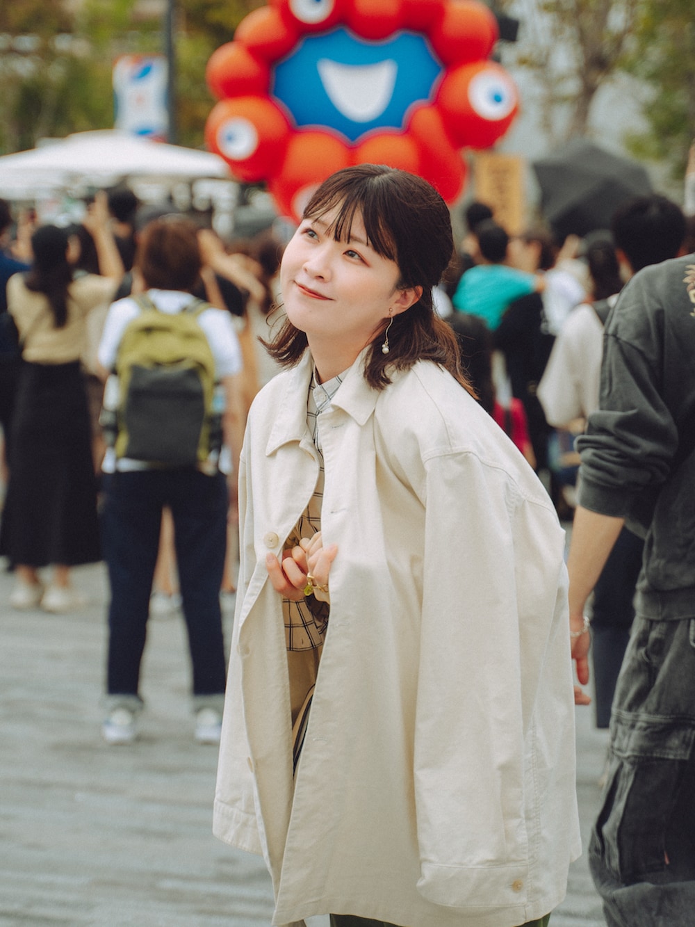 グリーン系のその他パンツ、ホワイト系のショルダーバッグ、ブラック系のモカシン/デッキシューズを着用したレディースの秋コーディネートの2枚目の写真