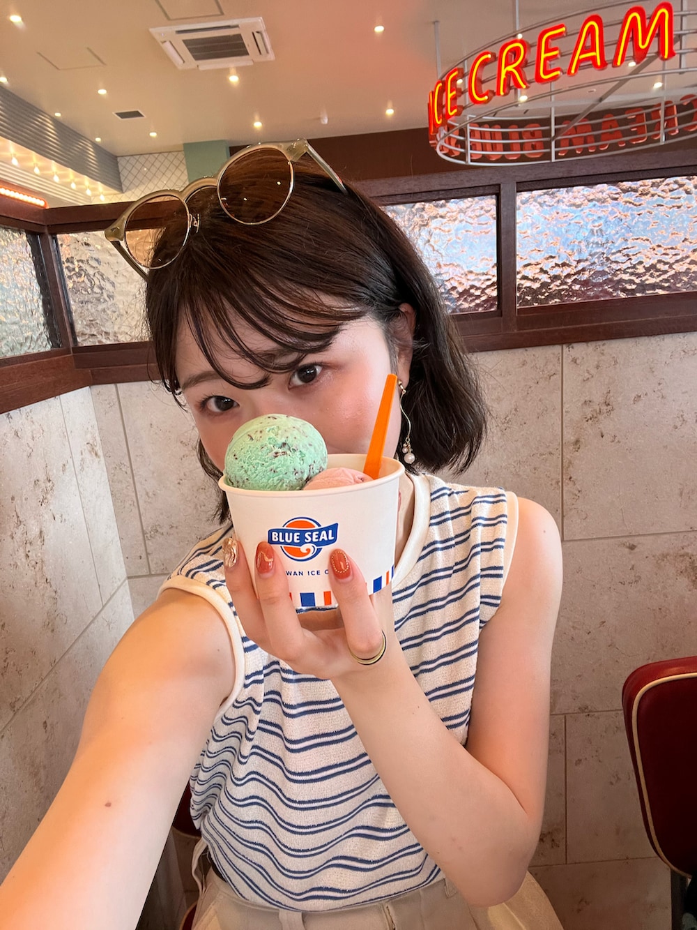 ベージュ系のサンダル、ホワイト系のその他パンツ、ブルー系のタンクトップを着用したレディースの春コーディネートの3枚目の写真