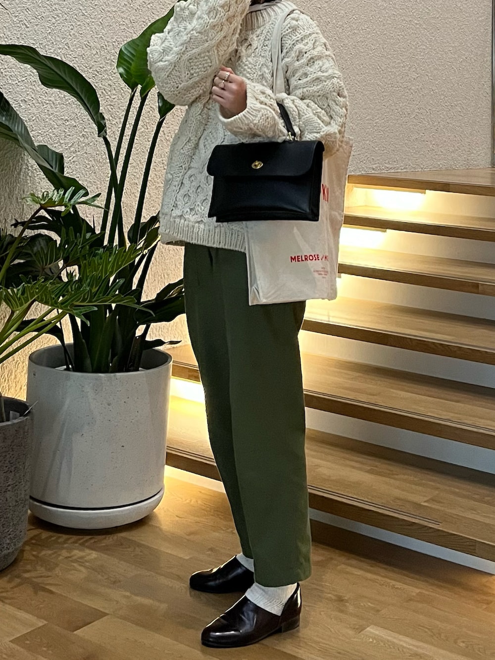 グリーン系のその他パンツ、ブラック系のショルダーバッグ、ホワイト系のニット/セーターを着用したレディースの冬コーディネートの2枚目の写真