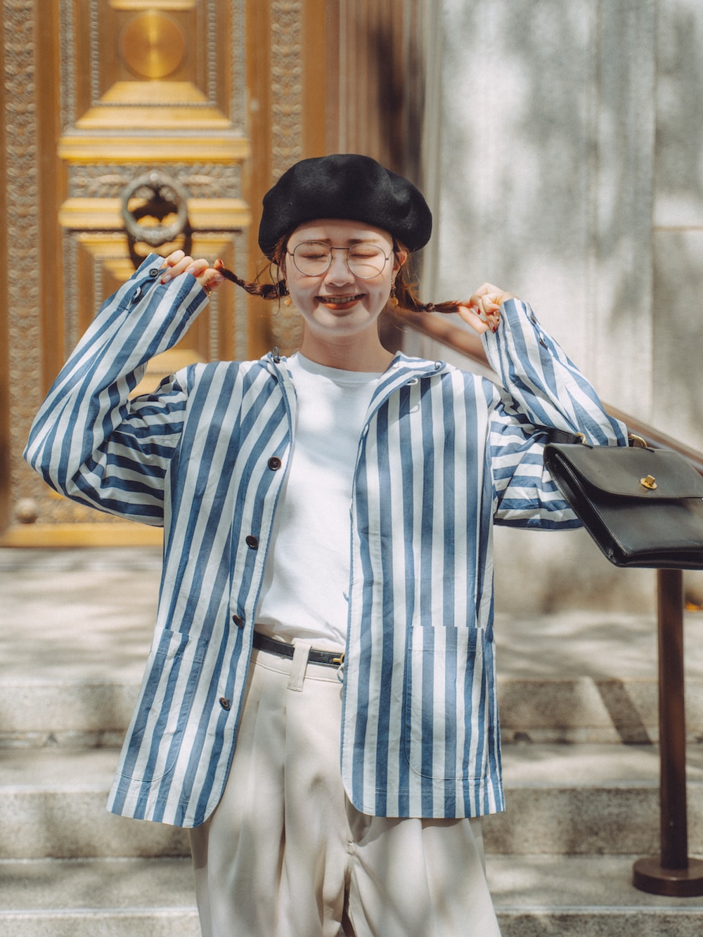 ブラック系のバレエシューズ、ホワイト系のその他パンツ、ブルー系のシャツ/ブラウスを着用したレディースの秋コーディネートの2枚目の写真