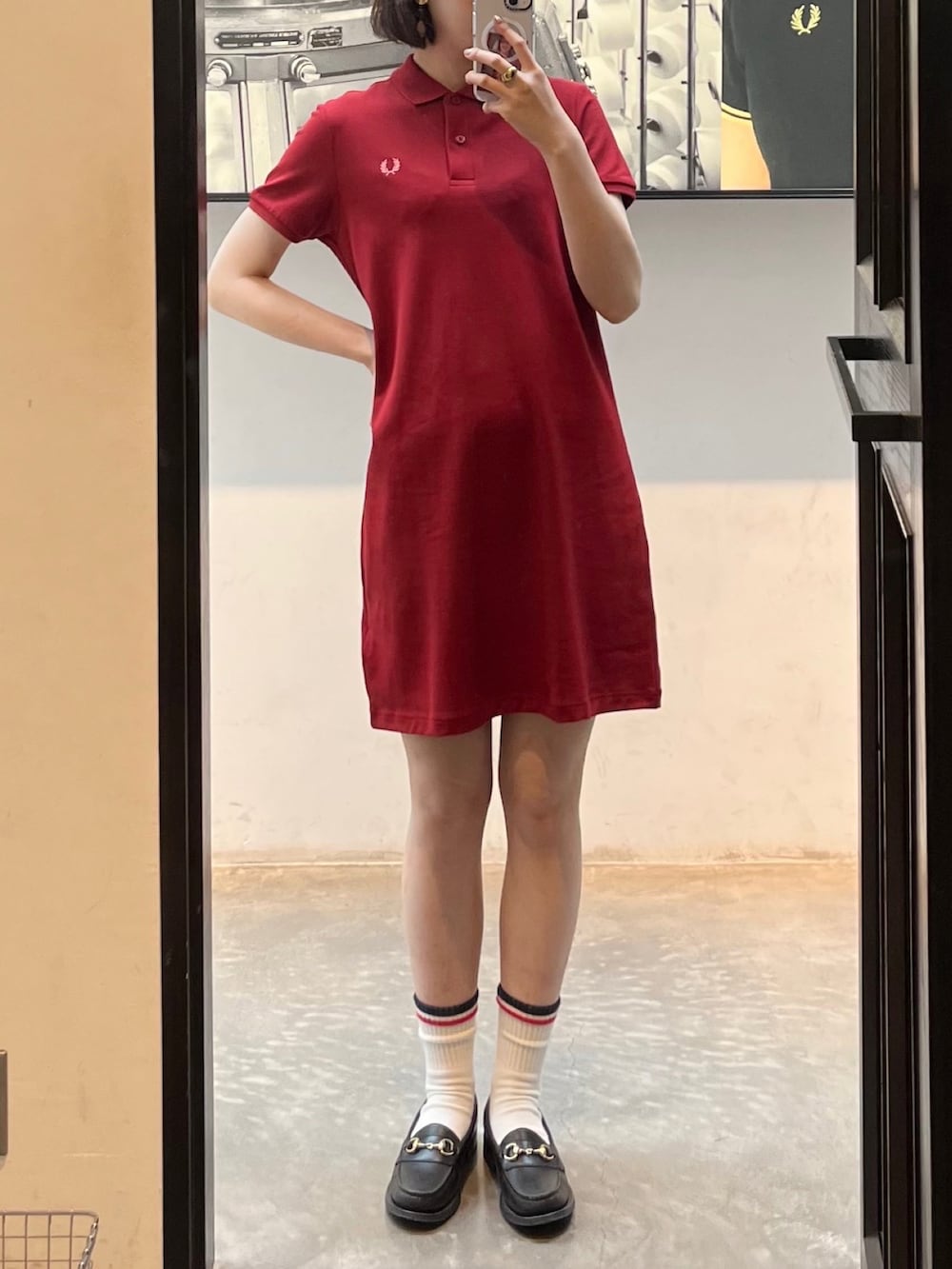 ブラック系のローファー、レッド系のワンピース、ホワイト系のソックス/靴下を着用したレディースの春コーディネートの2枚目の写真