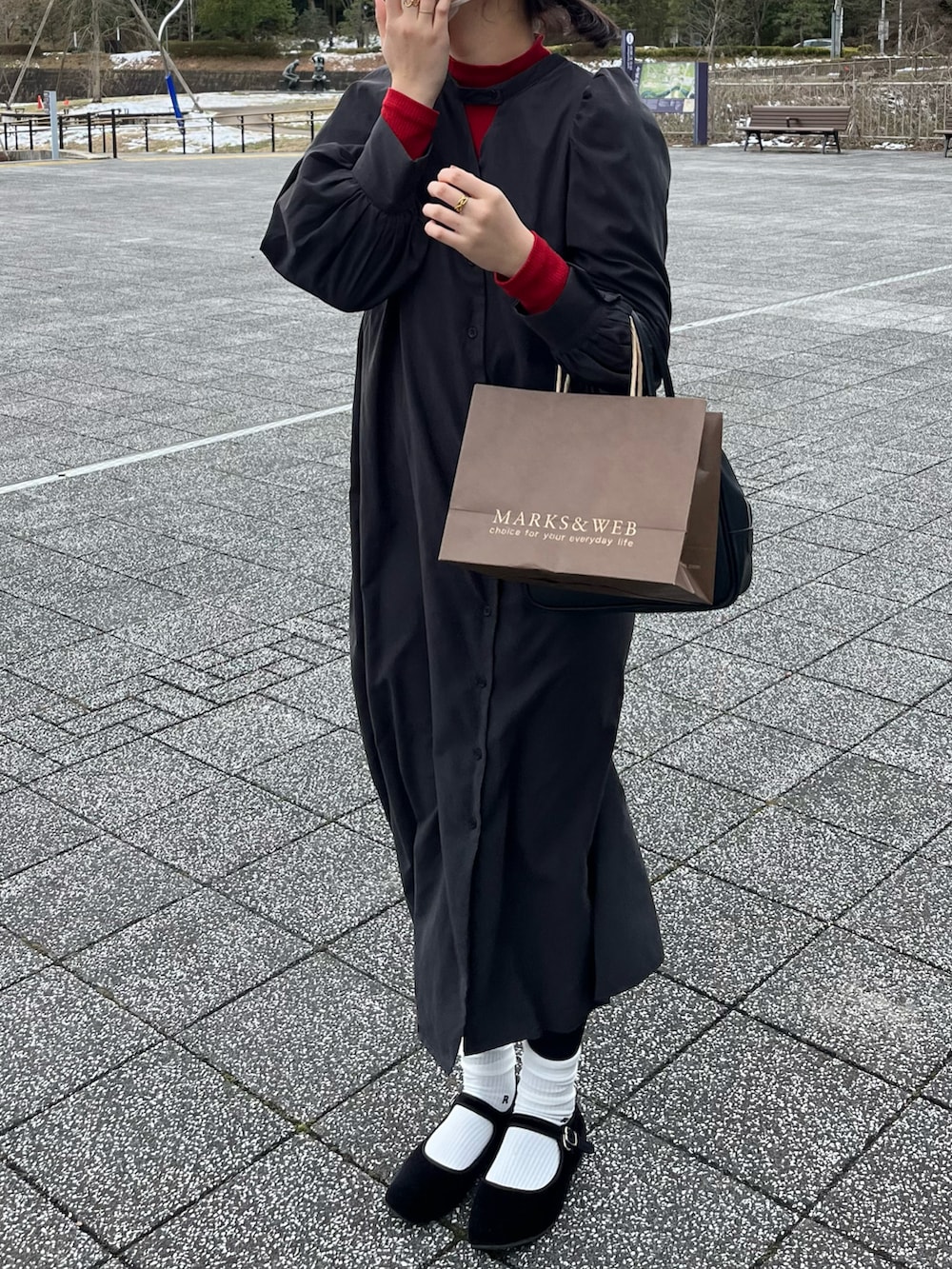 ブラック系のバレエシューズ、ブラック系のワンピース、レッド系のニット/セーターを着用したレディースの秋コーディネートの2枚目の写真