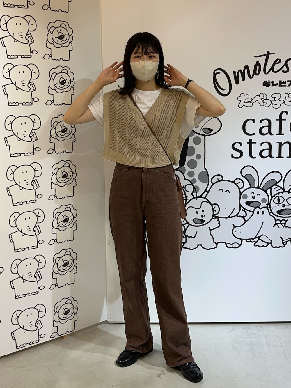 ホワイト系のTシャツ/カットソー、ブラウン系のデニムパンツ、ブラック系のローファーを着用したレディースの夏コーディネートの2枚目の写真