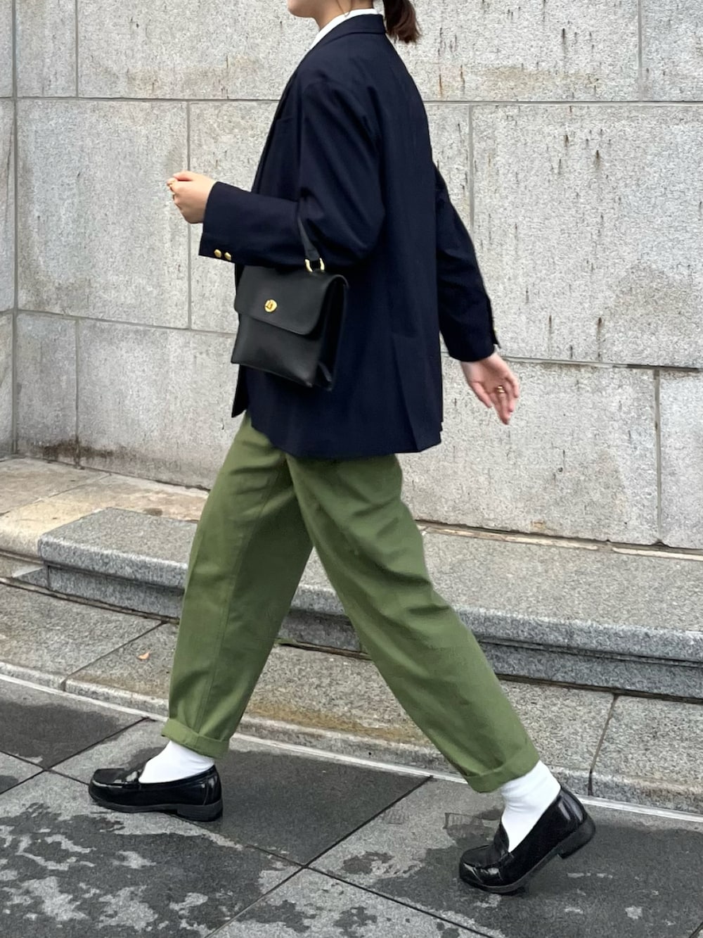 ブルー系のテーラードジャケット、ブラック系のショルダーバッグ、グリーン系のその他パンツを着用したレディースの秋コーディネートの2枚目の写真