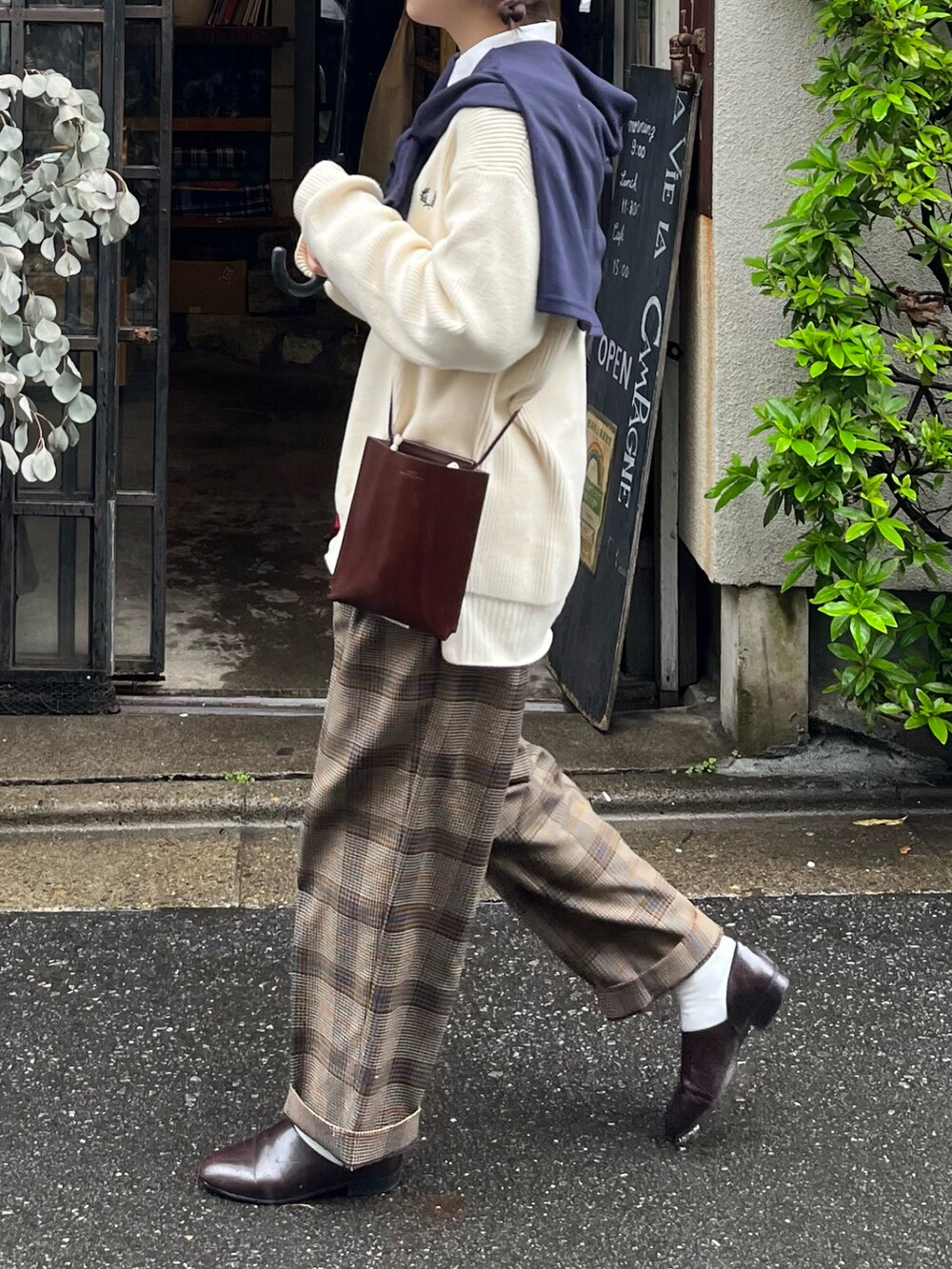 ブルー系のカーディガン/ボレロ、ブラウン系のショルダーバッグ、ブラウン系のスラックスを着用したレディースの春コーディネートの2枚目の写真