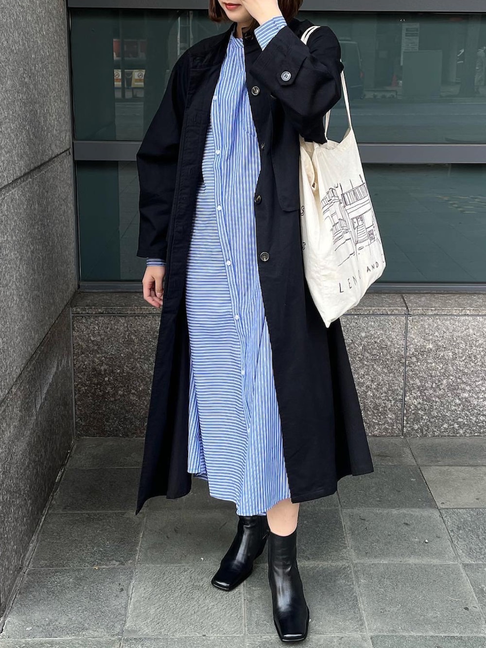 その他のワンピース、ホワイト系のトートバッグ、ブラック系のトレンチコートを着用したレディースの春コーディネートの2枚目の写真