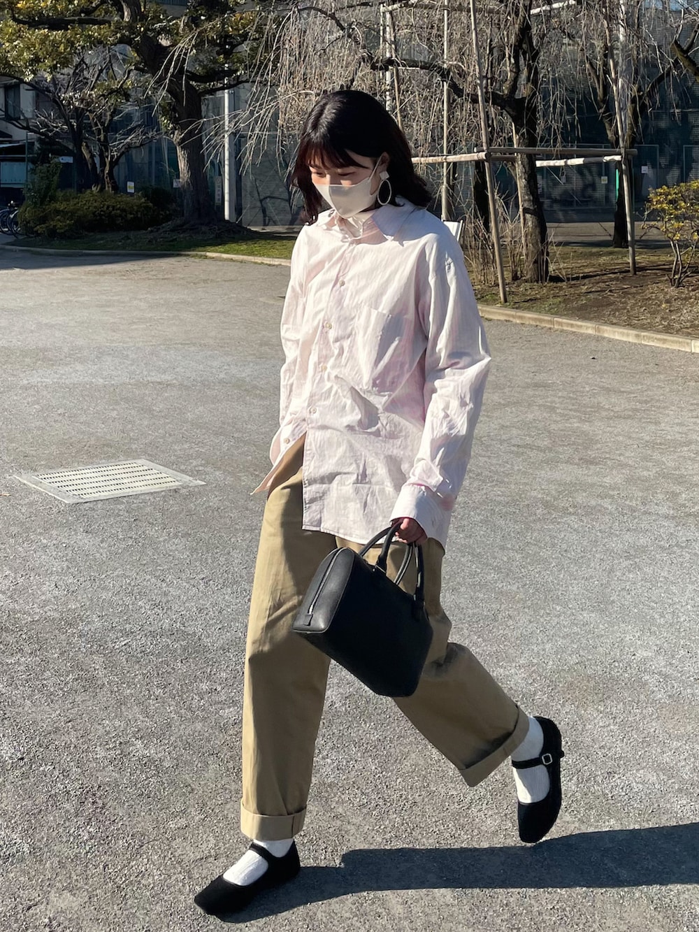 ブラック系のバッグ、ベージュ系のチノパンツ、ブラック系のバレエシューズを着用したレディースの冬コーディネートの3枚目の写真