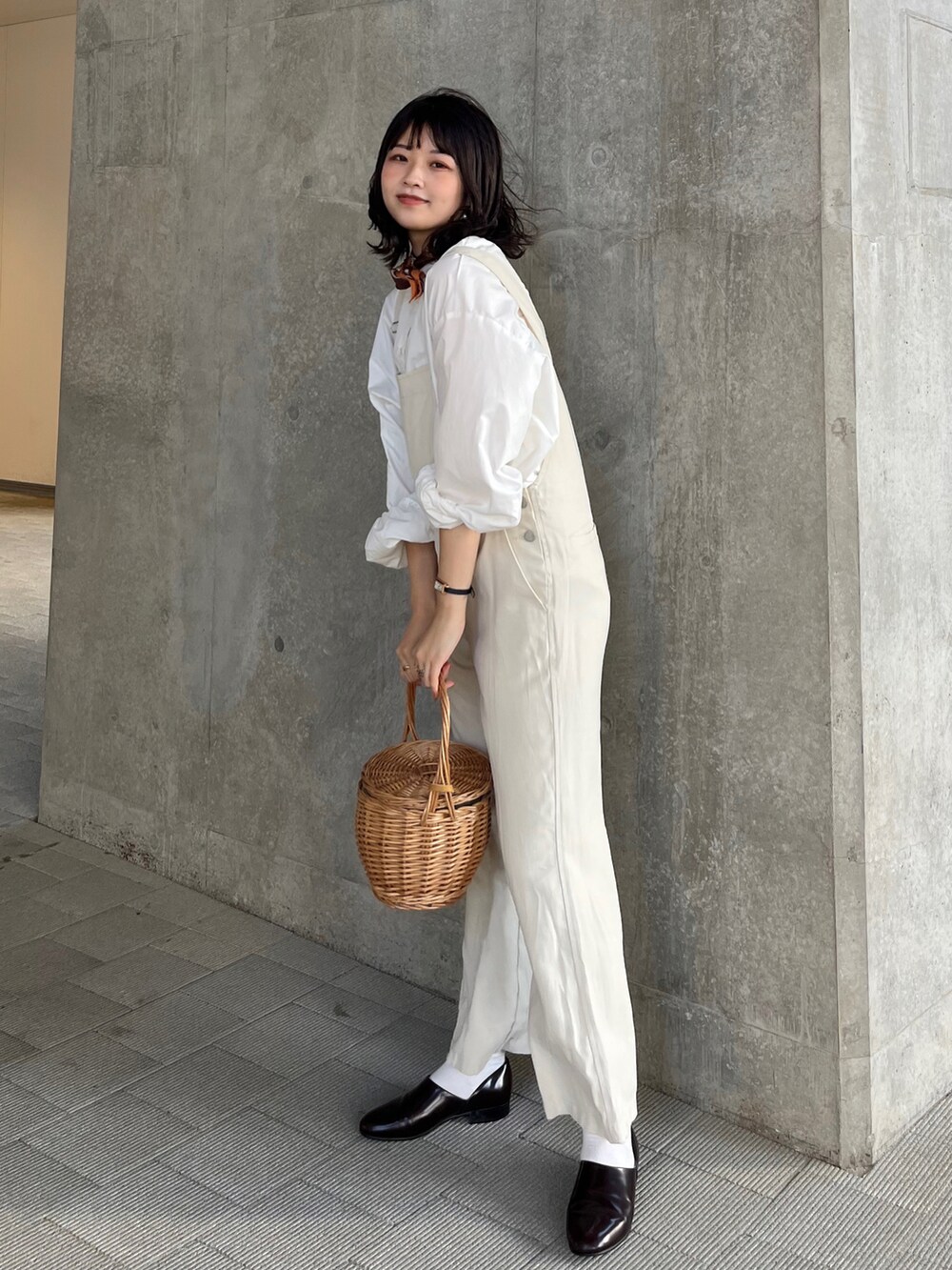ホワイト系のサロペット/オーバーオール、ホワイト系のシャツ/ブラウス、ブラウン系のドレスシューズを着用したレディースの夏コーディネートの2枚目の写真
