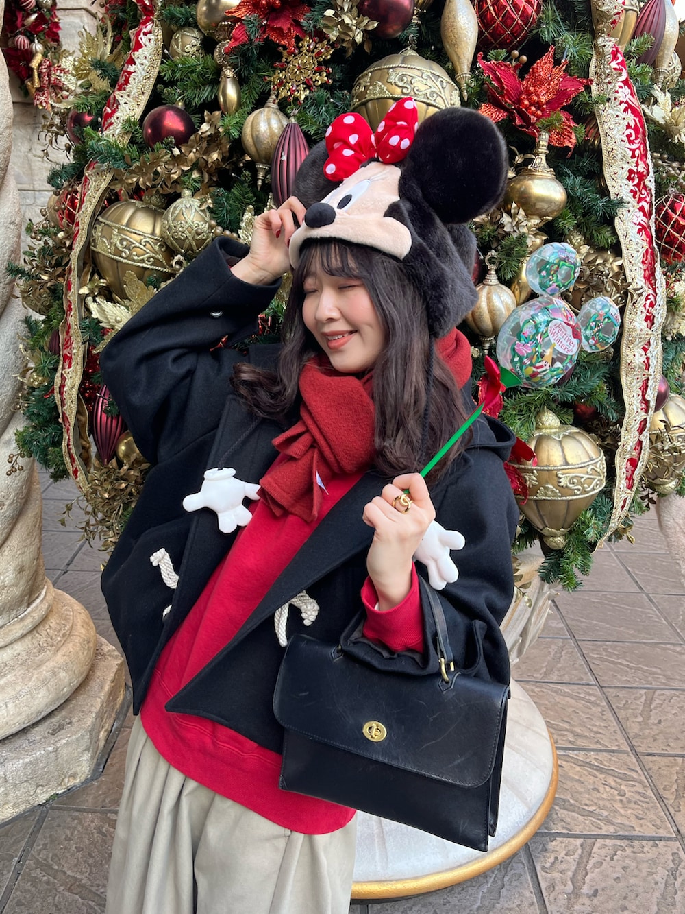 ベージュ系のスカート、ブラック系のショルダーバッグ、ブラック系のバレエシューズを着用したレディースの冬コーディネートの2枚目の写真