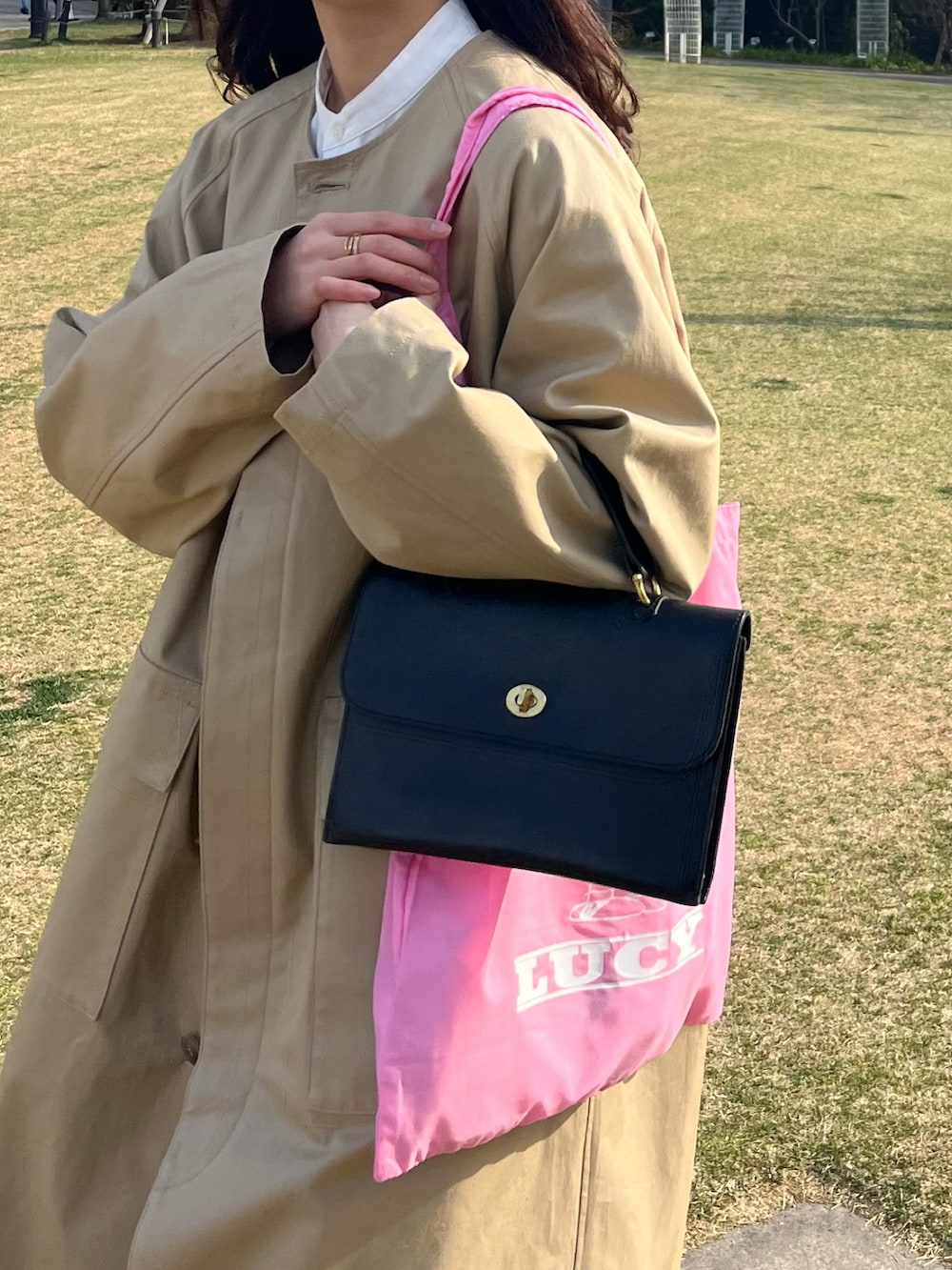 ブルー系のデニムパンツ、ブラック系のローファー、ブラック系のショルダーバッグを着用したレディースの春コーディネートの2枚目の写真