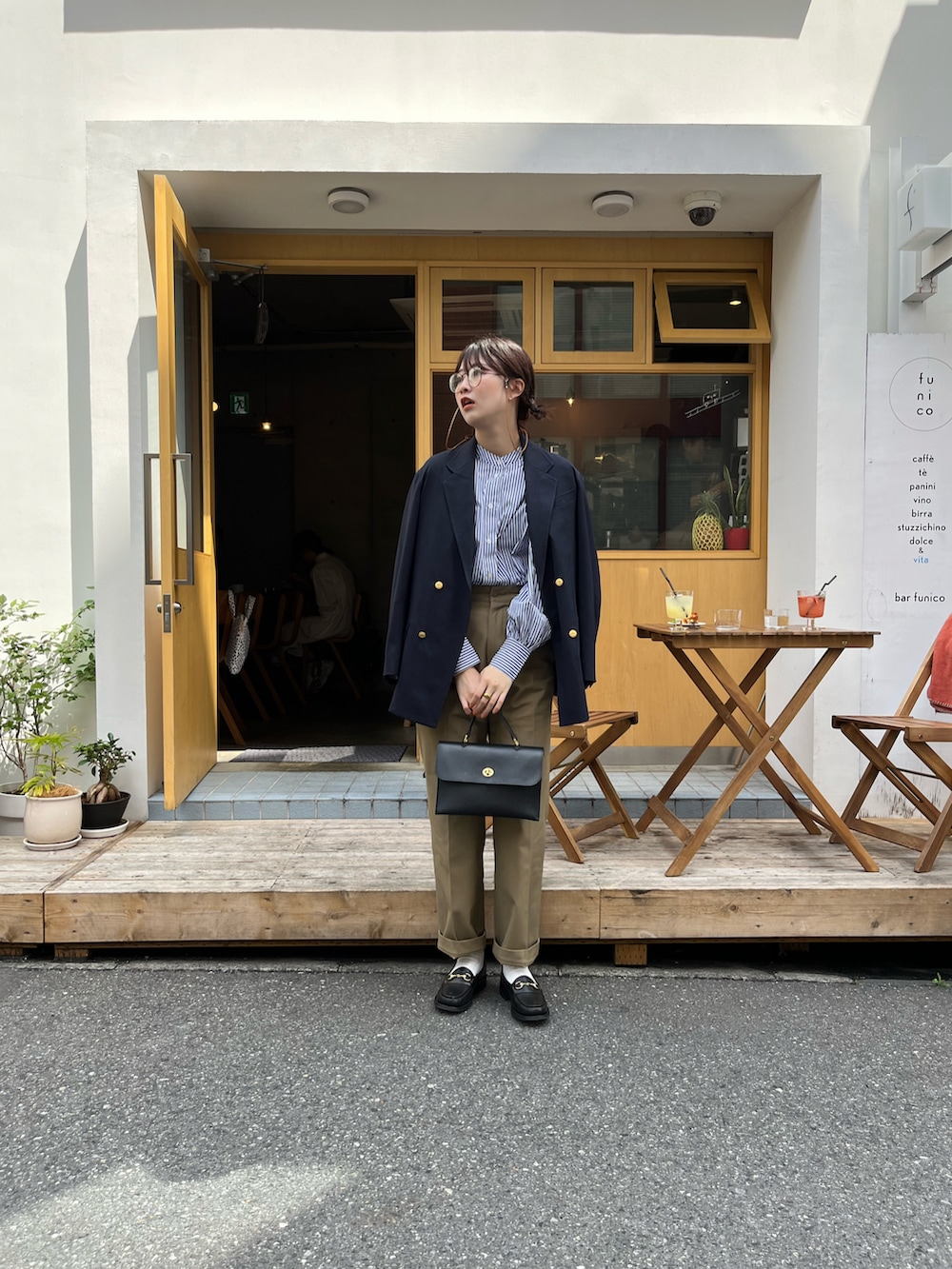 ベージュ系のチノパンツ、ブルー系のシャツ/ブラウス、ブルー系のテーラードジャケットを着用したレディースの春コーディネートの2枚目の写真