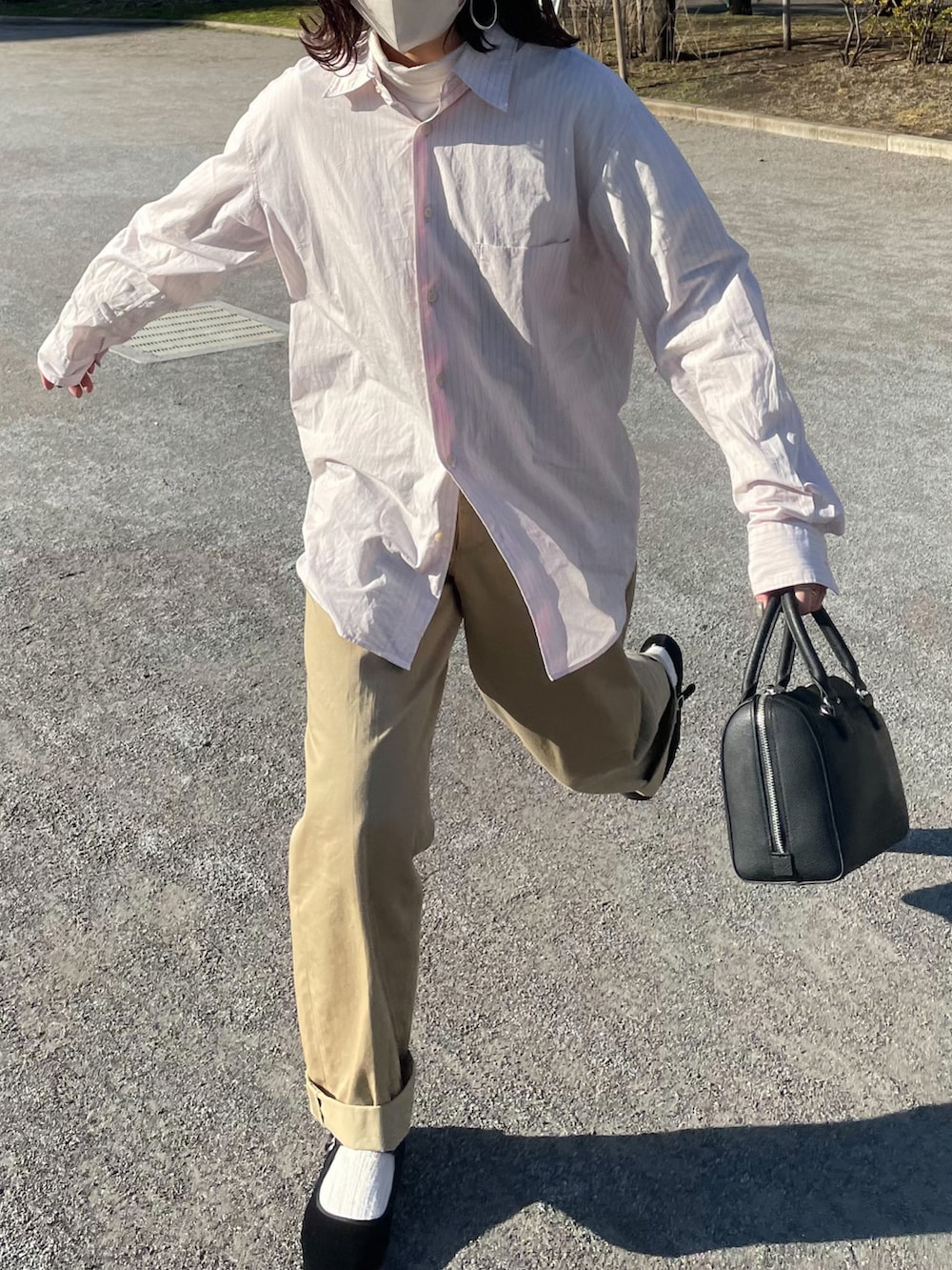 ブラック系のバッグ、ベージュ系のチノパンツ、ブラック系のバレエシューズを着用したレディースの冬コーディネートの2枚目の写真