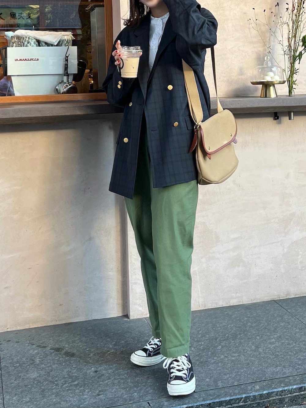 グリーン系のその他パンツ、ベージュ系のショルダーバッグ、ブラック系のスニーカーを着用したレディースの秋コーディネートの2枚目の写真