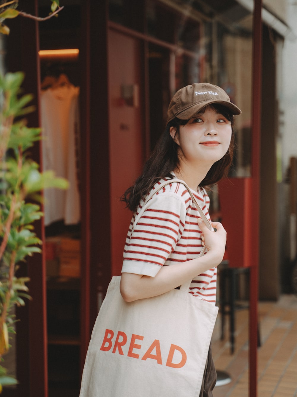 ブラウン系のその他パンツ、ブラウン系のスニーカー、その他のトップスを着用したレディースの春コーディネートの3枚目の写真