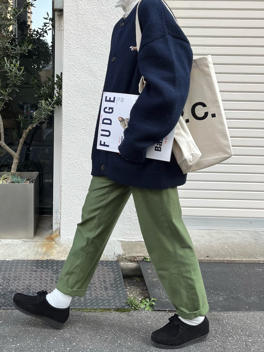 ブルー系のカーディガン/ボレロ、グリーン系のその他パンツ、ブラック系のモカシン/デッキシューズを着用したレディースの冬コーディネートの2枚目の写真