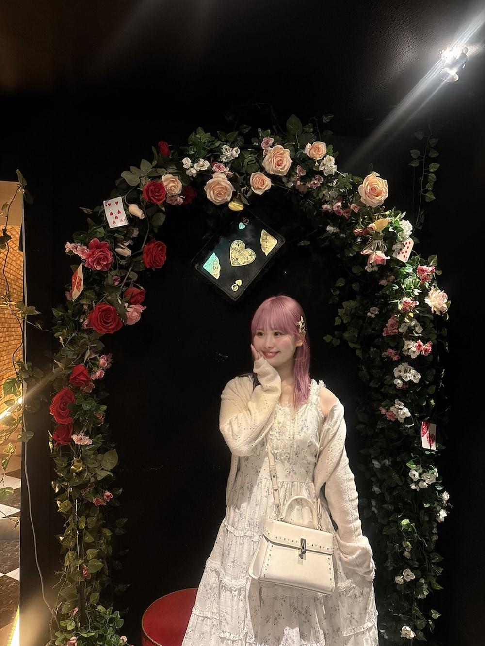 ホワイト系のショルダーバッグ、ブルー系のワンピース/ドレス、ホワイト系のパンプスを着用したレディースの春コーディネートの2枚目の写真