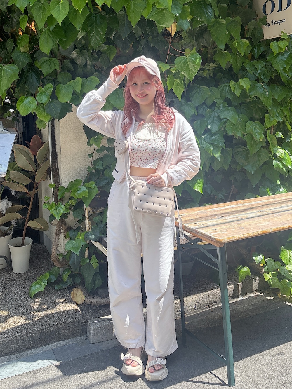 ホワイト系のサンダル、ピンク系のスウェットパンツ、ピンク系のジャージを着用したレディースの春コーディネートの2枚目の写真