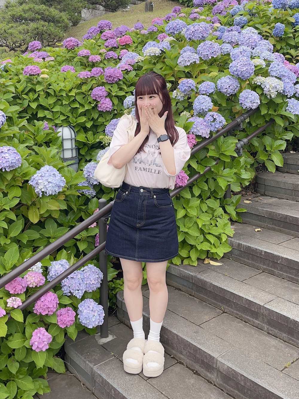 ホワイト系のサンダル、ブルー系のデニムスカート、ピンク系のTシャツ/カットソーを着用したレディースの夏コーディネートの2枚目の写真
