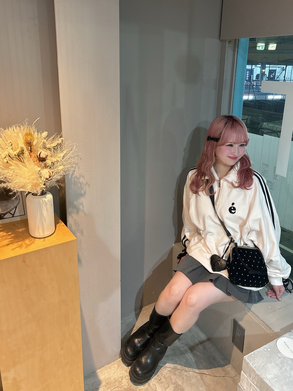 「春のNewスタイル、春、グレーコーデ、ハーフジップ、ジャージ、ガーリー、ガーリーコーデ、フレンチガーリー、epine、プリーツスカート、カフェ、カフェコーデ、ガーリーストリート、ストリートコーデ、ガーリースタイル」｜「epineのアイテム（スウェット、ピンク系）」を使った、akaneさん（骨格ストレート・レディース・155cm）の春コーディネートの2枚目の写真