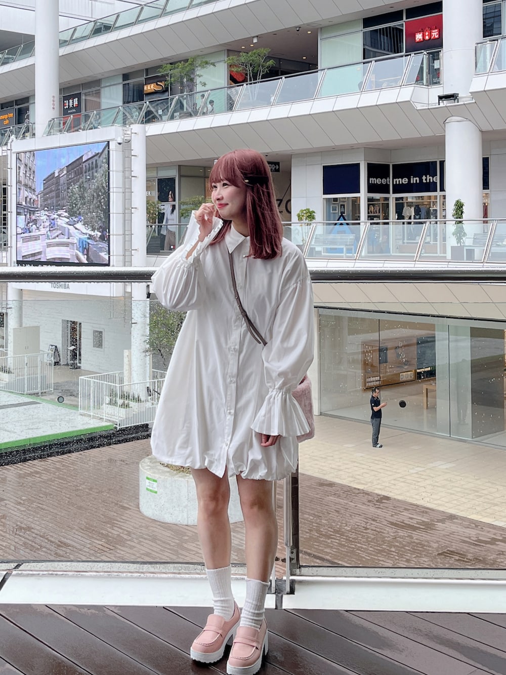 ピンク系のローファー、ホワイト系のワンピース、ピンク系のトートバッグを着用したレディースの秋コーディネートの2枚目の写真