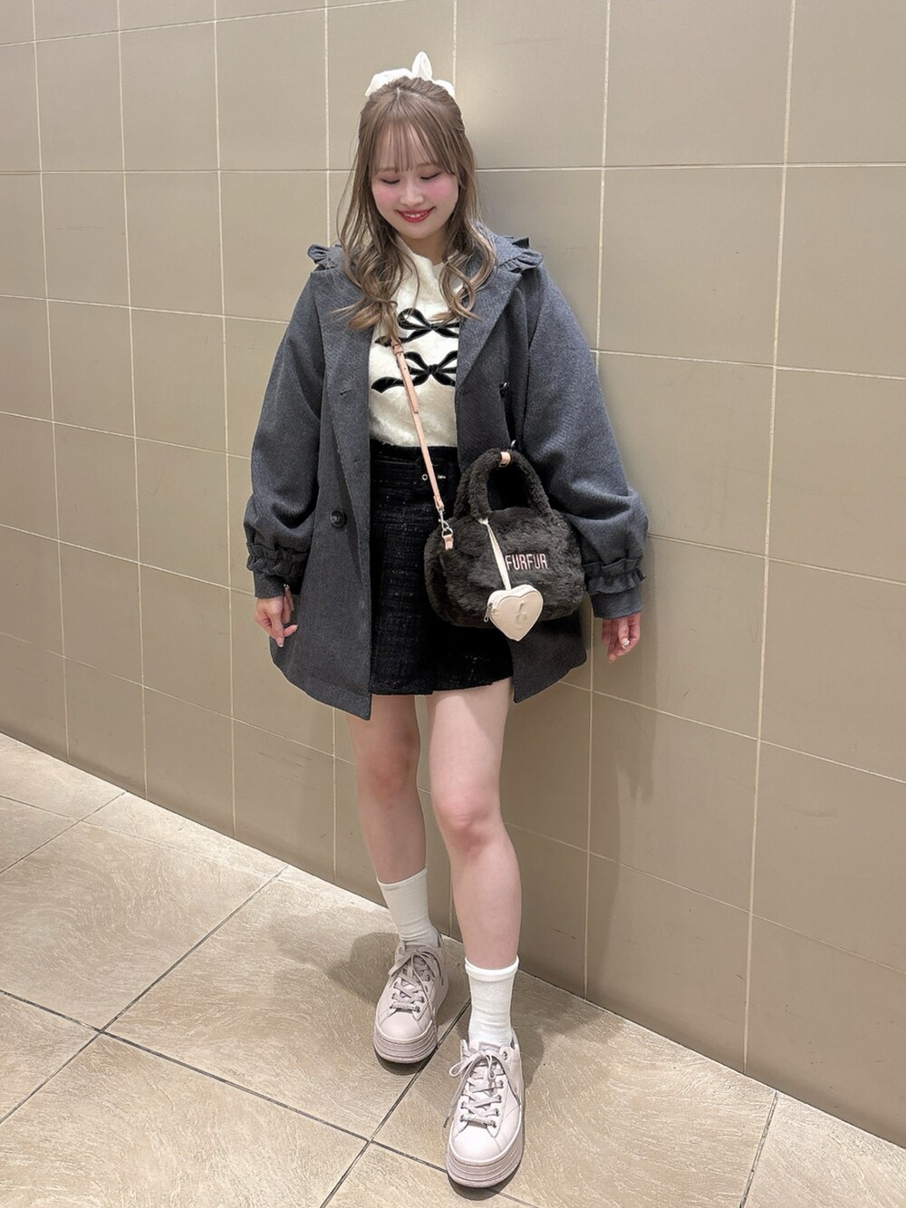 ピンク系のスニーカー、グレー系のボストンバッグ、グレー系のジャケット/アウターを着用したレディースの秋コーディネートの2枚目の写真