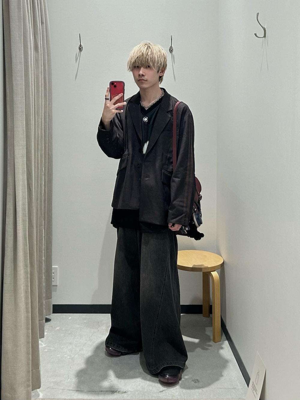 ブラウン系のテーラードジャケット、レッド系のショルダーバッグ、ブラック系のTシャツ/カットソーを着用したメンズの秋コーディネートの3枚目の写真