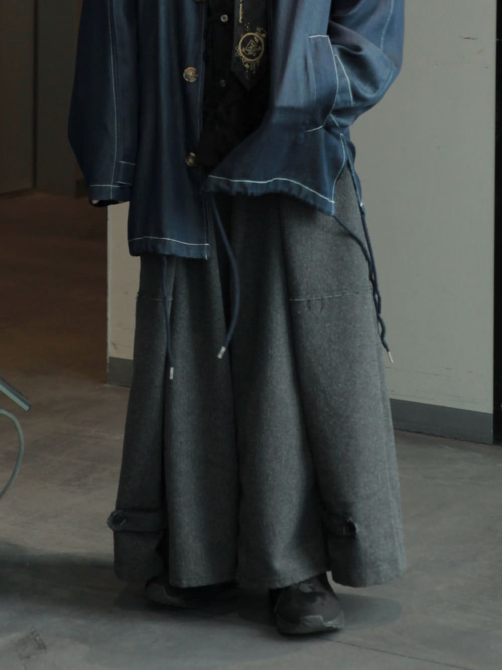 ブルー系のデニムジャケット、ブラック系のシャツ/ブラウス、ブラック系のネクタイを着用したメンズの春コーディネートの3枚目の写真