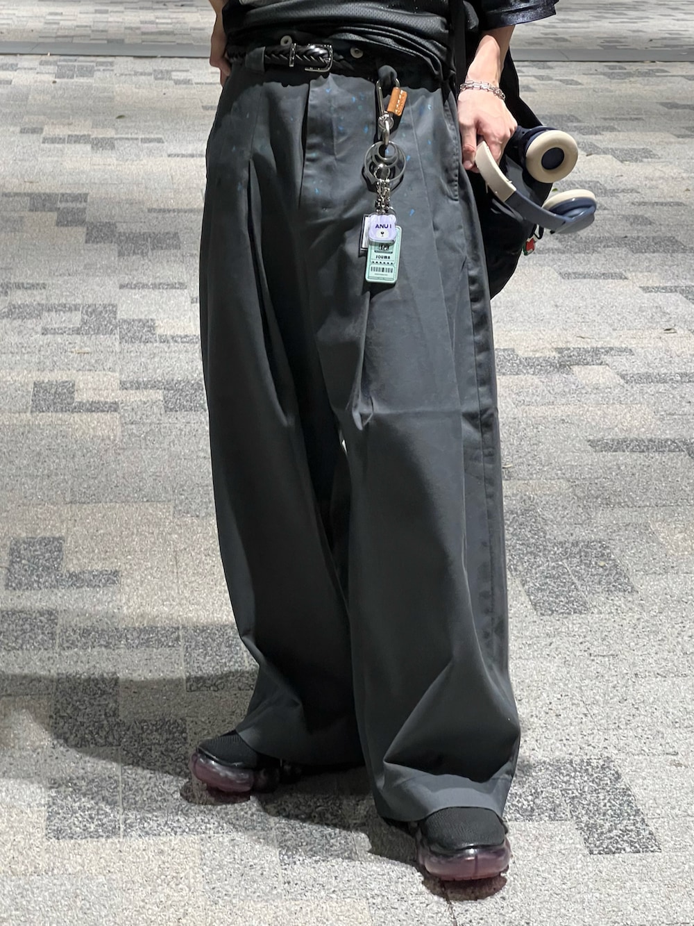 グレー系のその他パンツ、ブラック系のTシャツ/カットソー、ブラック系のスニーカーを着用したメンズの秋コーディネートの4枚目の写真