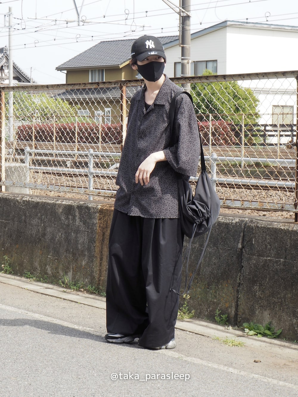 ブラック系のシャツ/ブラウス、ブラック系のタンクトップ、ブラック系のスラックスを着用したメンズの春コーディネートの5枚目の写真