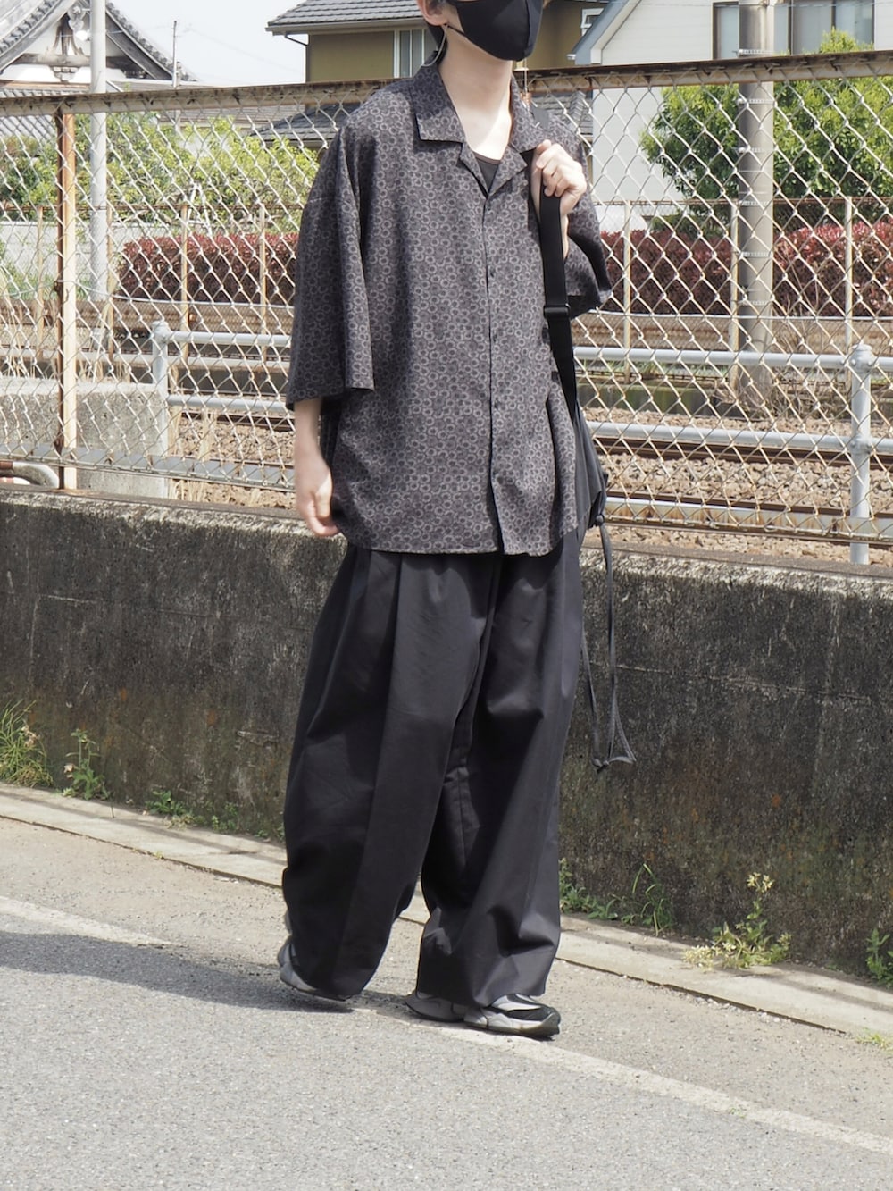 ブラック系のシャツ/ブラウス、ブラック系のタンクトップ、ブラック系のスラックスを着用したメンズの春コーディネートの4枚目の写真