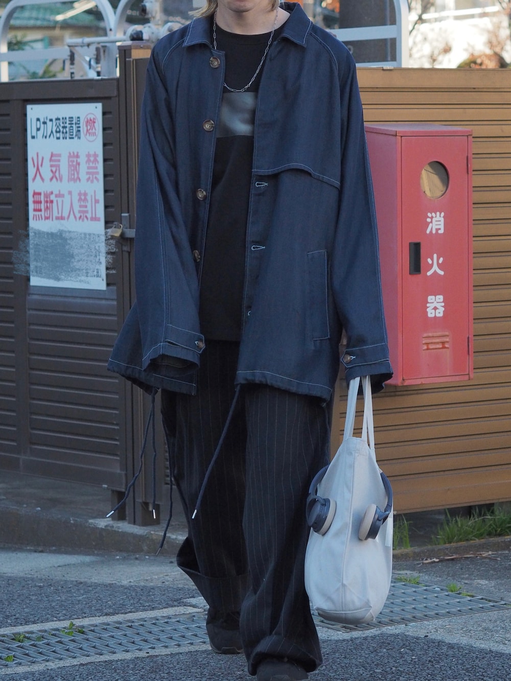 ブルー系のデニムジャケット、グレー系のスラックス、ブラック系のTシャツ/カットソーを着用したメンズの春コーディネートの4枚目の写真