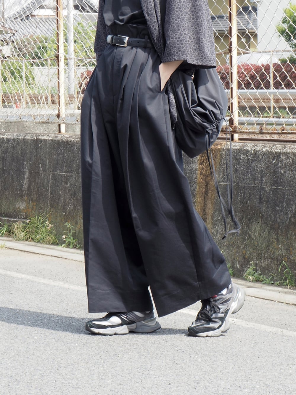 ブラック系のシャツ/ブラウス、ブラック系のタンクトップ、ブラック系のスラックスを着用したメンズの春コーディネートの3枚目の写真