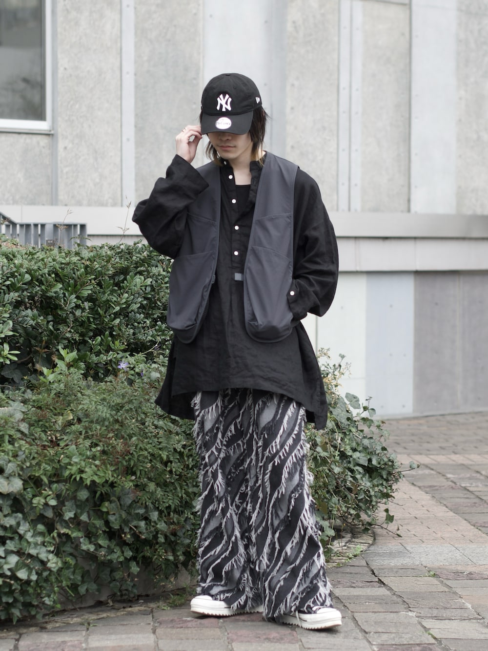 Tシャツ/カットソーを使った「オールブラックコーデ」のメンズ