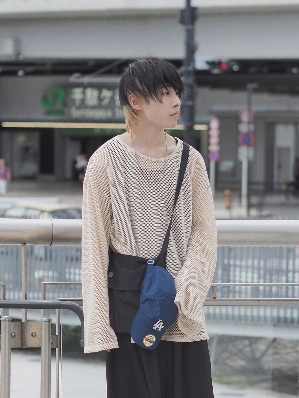 ホワイト系のTシャツ/カットソー、ブラック系のショルダーバッグ、ブラック系のスカートを着用したメンズの秋コーディネートの3枚目の写真
