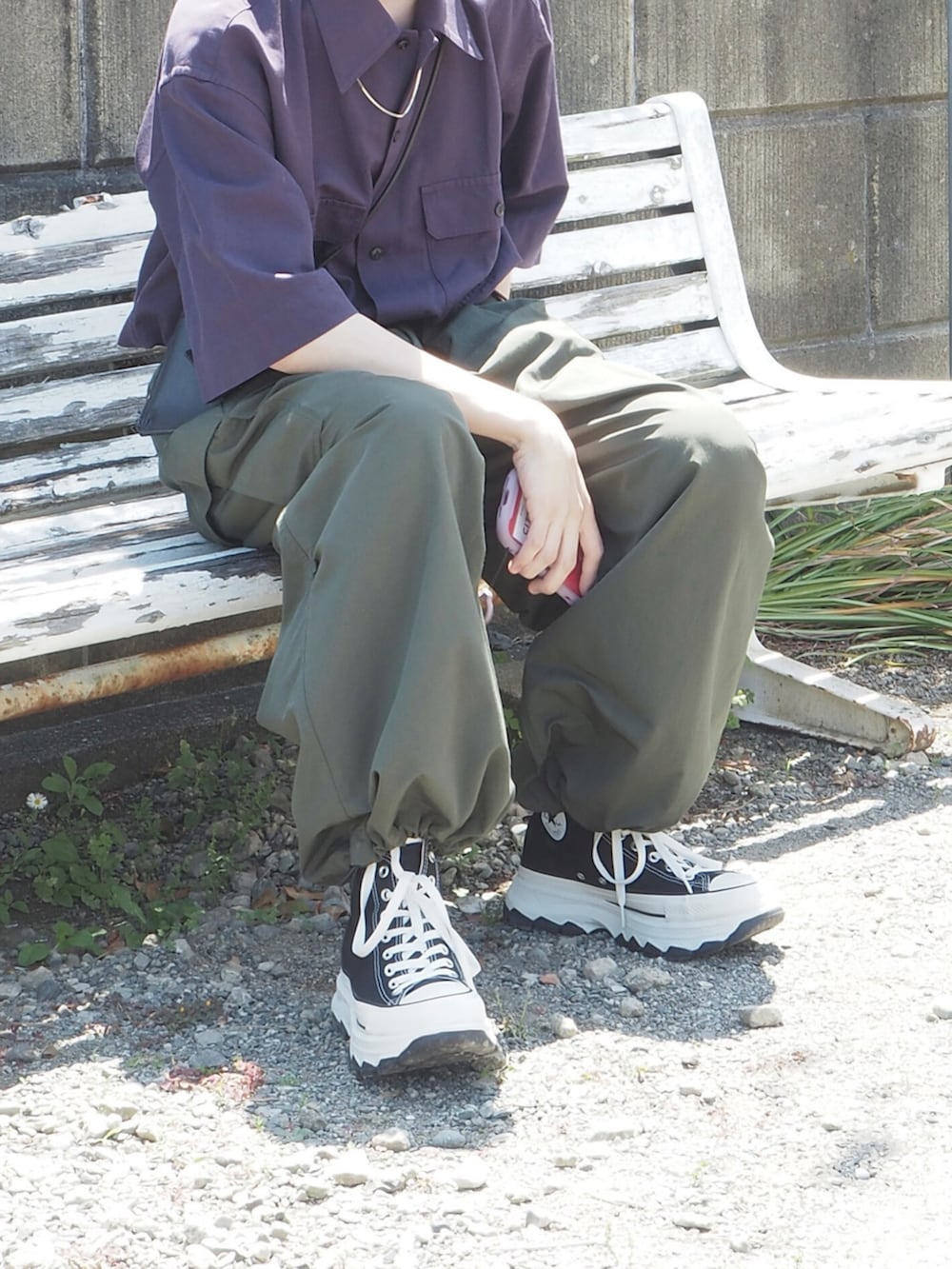 ブラック系のスニーカー、グリーン系のカーゴパンツ、パープル系のシャツ/ブラウスを着用したメンズの春コーディネートの3枚目の写真