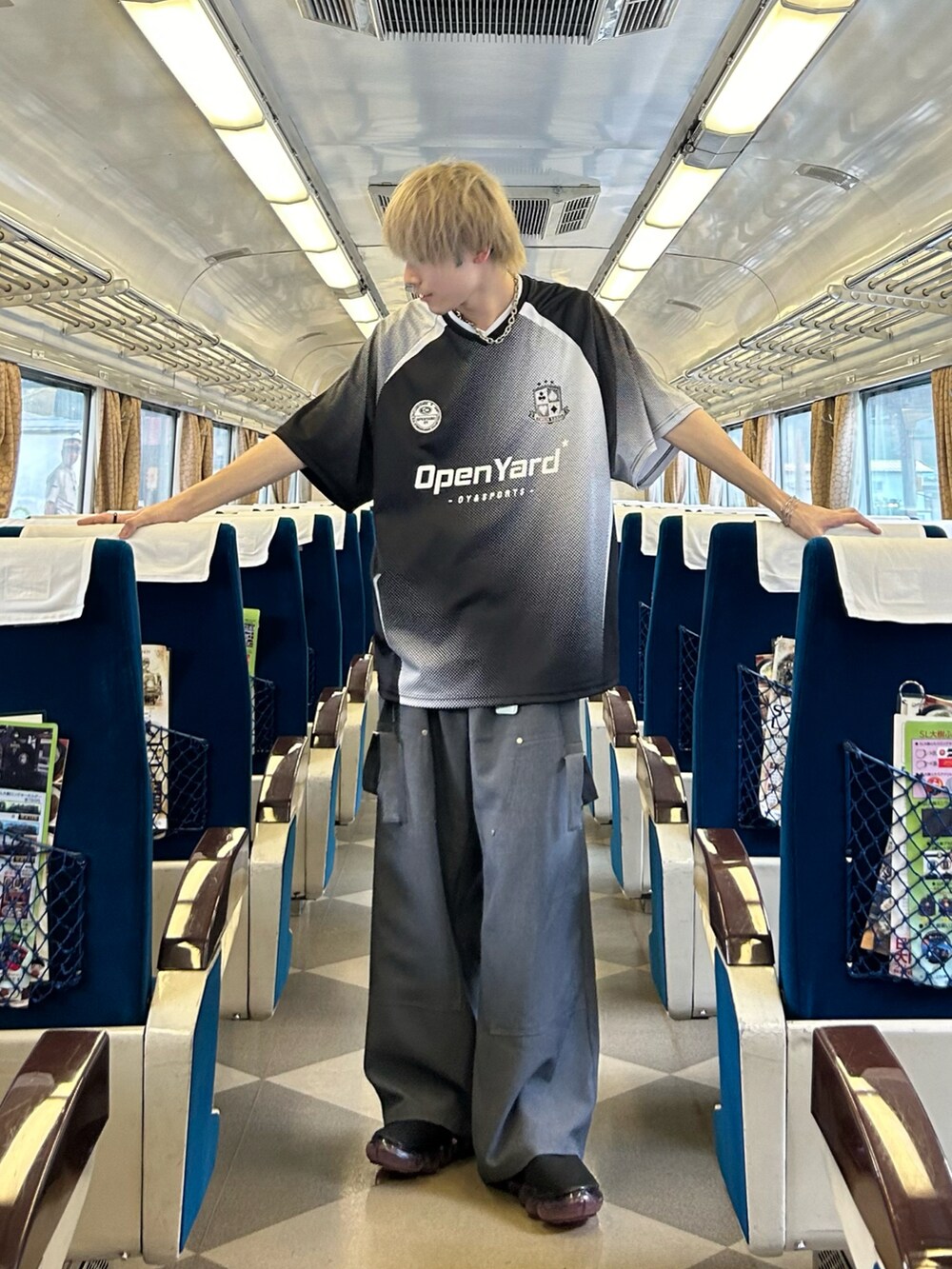 ブラック系のジャージ、グレー系のスラックス、ブラック系のスニーカーを着用したメンズの秋コーディネートの2枚目の写真