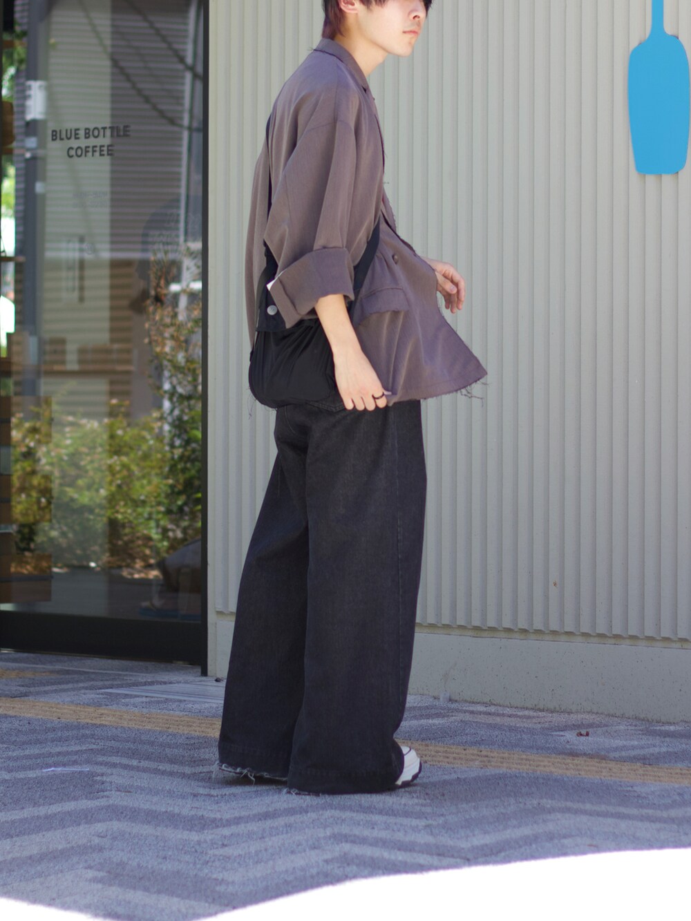 ブラウン系のテーラードジャケット、パープル系のTシャツ/カットソー、ブラック系のデニムパンツを着用したメンズの秋コーディネートの2枚目の写真