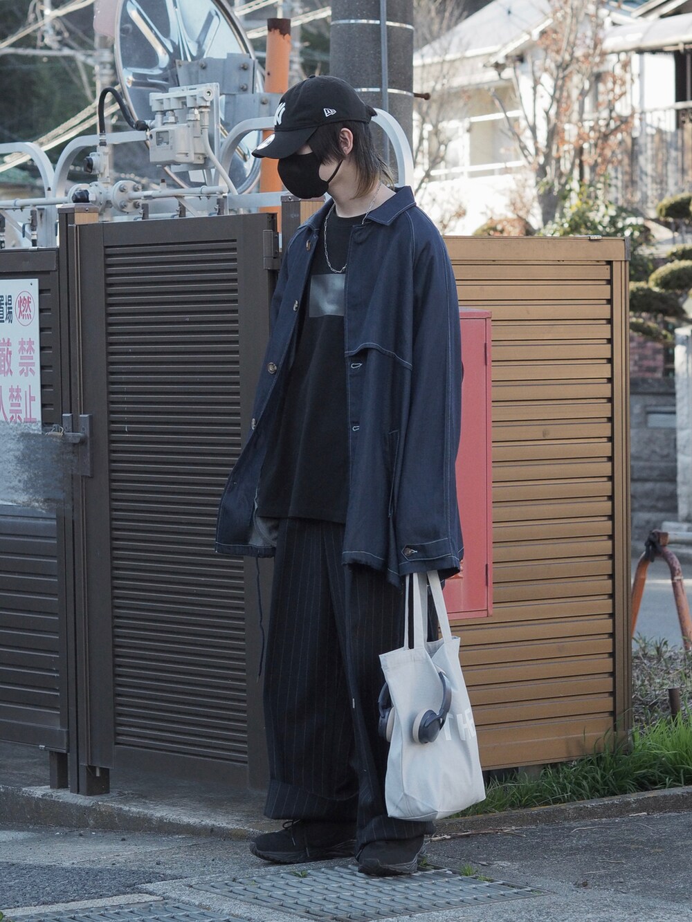 ブルー系のデニムジャケット、グレー系のスラックス、ブラック系のTシャツ/カットソーを着用したメンズの春コーディネートの3枚目の写真