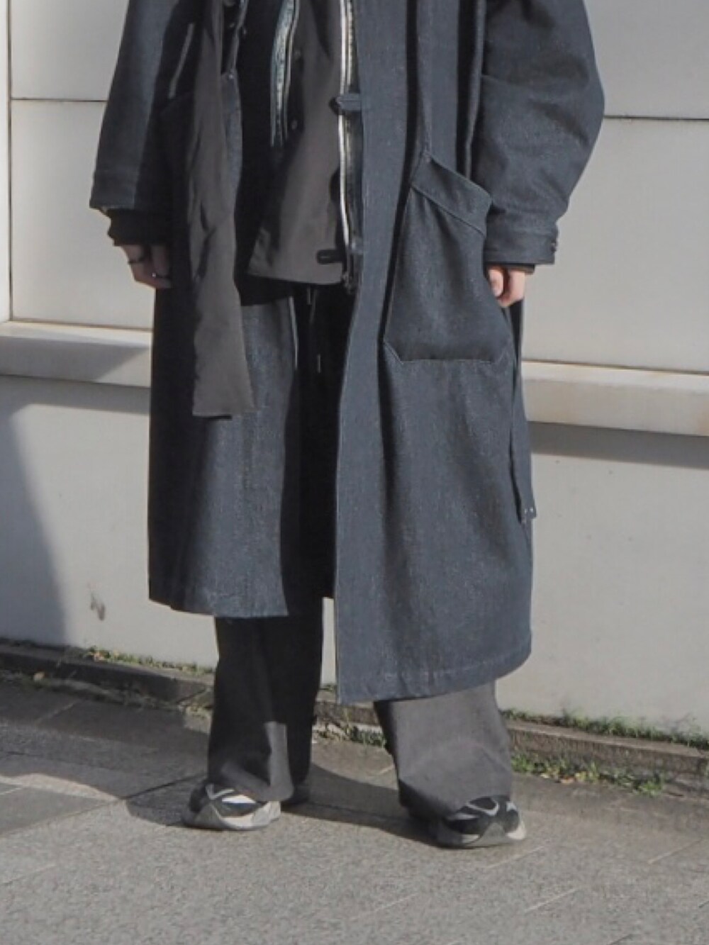 ブルー系のダウンジャケット/コート、ブルー系のデニムジャケット、ブラック系のシャツ/ブラウスを着用したメンズの冬コーディネートの3枚目の写真