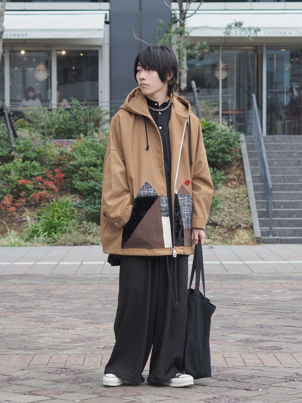 ブラウン系のパーカー、ブラック系のシャツ/ブラウス、ブラック系のスウェットパンツを着用したメンズの春コーディネートの3枚目の写真