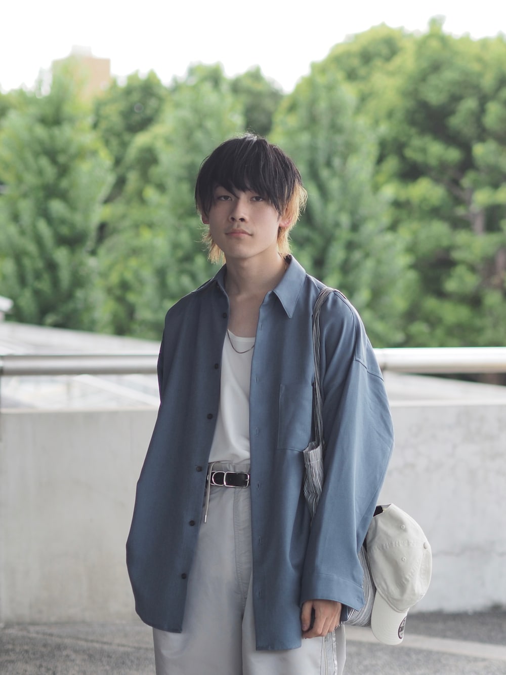 ブルー系のシャツ/ブラウス、ホワイト系のタンクトップ、ベージュ系のその他パンツを着用したメンズの秋コーディネートの3枚目の写真
